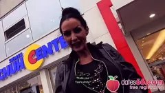 Abspielen Outdoor-Spaß mit frechen brünetten MILFs!