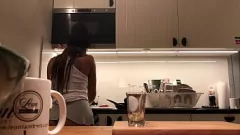 تشغيل صريحة في سن المراهقة مطبخ الأذى: Braless & Pantyless كس وغنيمة على الشاشة
