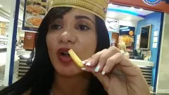 Abspielen Der brünette Pornostar Bianca Naldy fickt nach dem Einkaufen im Badezimmer