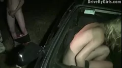 Reproducir Orgía pública gangbang con linda adolescente rubia y sus grandes tetas