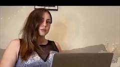 Odtwórz Brunetka MILF, gwiazda porno Valentina Bellucci rucha swoją mokrą cipkę wielkim dildem