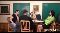 Jouer Des gars passionnés tentent la douceur vierge de prendre le sexe sauvage dans la nature