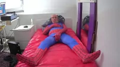 Abspielen Die explizite Begegnung des kurvigen Spider-Mann mit der Goileglatze