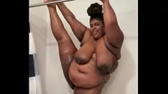 Jouer La sexy pornostar MILF si bagna e si scatena nella doccia