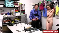 Abspielen Petite Brünette gefangen Ladendiebstahl wird Hardcore Fucking von Cop