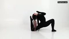 Reproduzir Ginasta vestida de látex Lola Kauchuk mostra sua flexibilidade e bunda mais quente