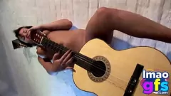 Oynat Esmer bebeğim paul gitar ve iç çamaşırı ile kendini zevk