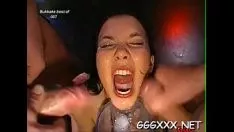 Oynat Şaşırtıcı küçük hanım, cumstroke ile sıkıcı kedicik alır