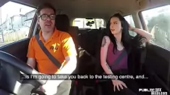 Jouer 19yo bruna inchiostrata Alessa Savage scopata duramente in POV dall'istruttore di auto