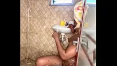 Redare Păsărică umedă a Anitei a fost cu degetul și futut cu un dildo