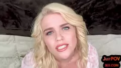 Redare Fundul mare blondă adolescentă se plimbă tare în POV