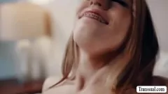 Oynat T-Girl Üvneler Shemale Üvey Anne'nin Büyük Horozunu Paylaşın