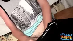 Abspielen Straight Thug Daniel Delong wird nackt und erfreut seinen massiven Schwanz