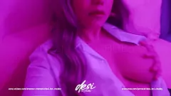 Abspielen Desi College Cutie enthüllt ihre großen Brüste und ihre Muschi im schmutzigen Badezimmer