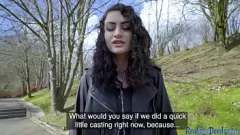 Jouer La ragazza tatuata magra si abbassa e si sporca all'aria aperta per contanti