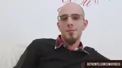 تشغيل زوج الديوث يراقب بينما تتولى الزوجة أنيا أكولوفا المسؤولية في لقاء فاضح