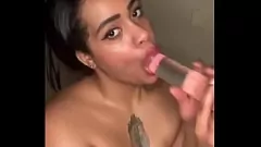 Reproducir Diosa de ébano disfruta de una enorme follada con consolador