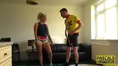Redare MILF tatuată, milf Louise Lee, este arătată de un penis mare