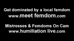 تشغيل شاهد هذا العضو الصغير وهو يهيمن عليه في جلسة إذلال جماعية مع فيمدوم بوف