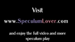 Abspielen Brünettes Babe masturbiert mit Spekulum und zeigt ihre Muschi und ihr Arschloch in Nahaufnahme