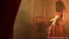 تشغيل راقصة شرقية غريبة من الشرق الأقصى تثير حركات مغرية في تعري بوليوود المثير