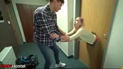 Abspielen Ein rasiertes Babe wird in einem wilden Dreier besamt, bevor es zum Skifahren auf die Piste geht