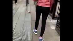 Abspielen Schön fitter blonder bunter Spaziergang zum Fitnessstudio in New York.