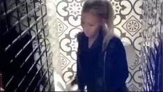 Odtwórz Naprawdę przyjemna pani sika do toalety. tajny skrót z kamery telewizyjnej 14