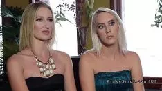 Abspielen Zwei heiße Blondinen werden in Triade von der Öffnung gefickt