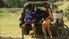 Abspielen Treadgirl wird hinten vom Auto gefickt - genus venus milan