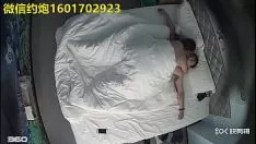 Abspielen 幸福屌丝男被年轻性欲强女友上位骑射爽完各自玩手机