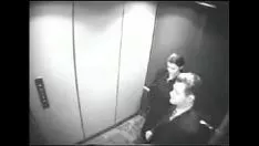 Reproduzir Quahireona port wineuguesa soussena faz broche ao patrï&icalll for;½o no elevador