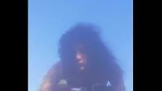 Abspielen Punkrocker Transmissy gibt einen Pennyes Cola aus