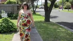 Reproducir Betty juega con su gatito de pelo liso