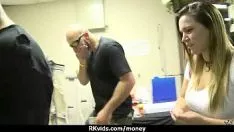 Reproducir Porno moldeando adolescente por dinero 22