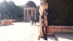 Reproduzir Nudez em parque público em Barcelona - Morena fica nua lá fora