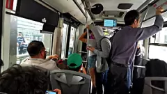 Oynat Mexicana Culona Daniela Yabancıyı Metrobüste Cezbediyor, Onu Biraz Eğlenmek İçin Evine Getiriyor