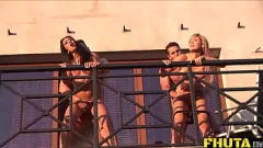 Reproduzir Loiras e morenas sensuais tiram a roupa na academia para agradar homens musculosos